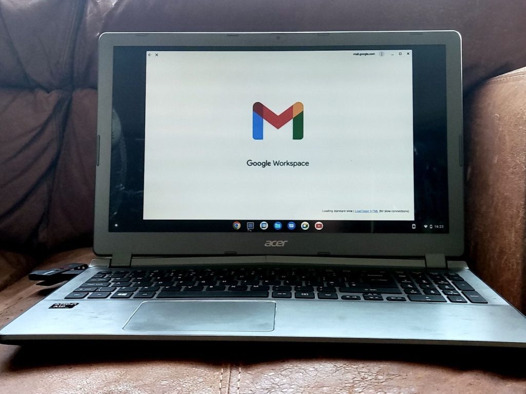 Lightweight ChromeOS Flex running on an old PC